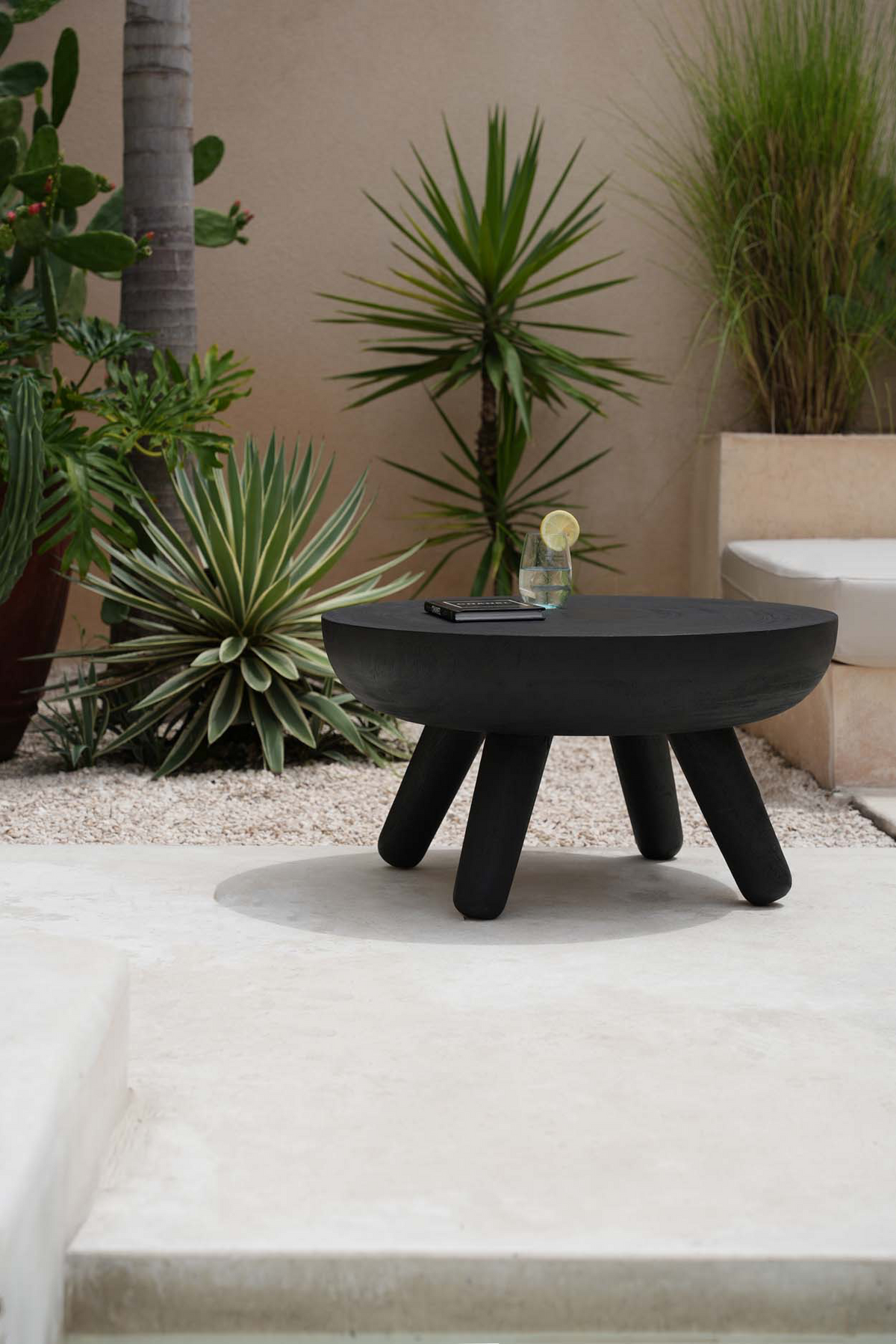 The losten coffee table black flo & joe